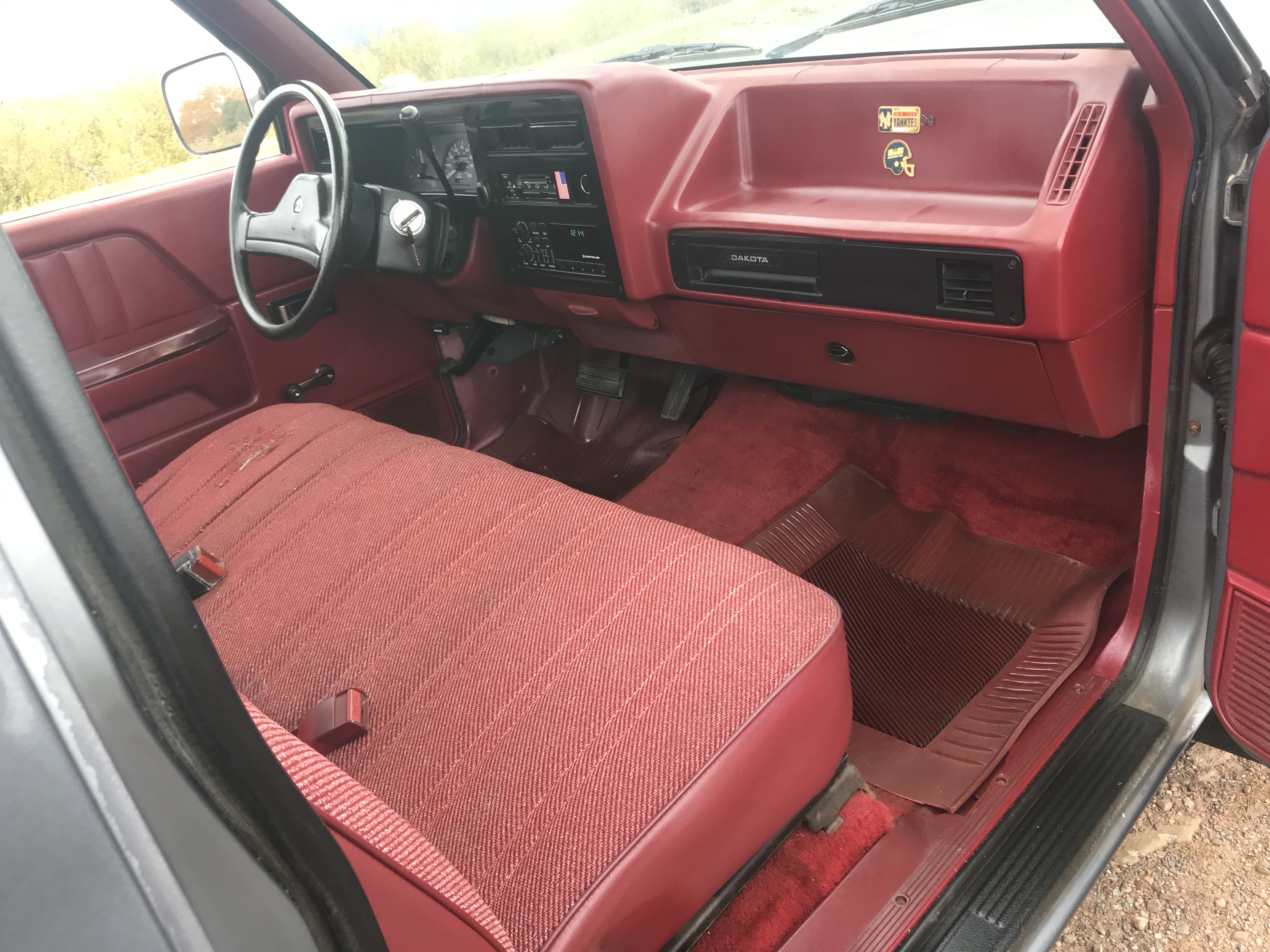 1991 Dodge Dakota Pickup ONE OWNER 117K 8 foot bed and roomy bench seating NICE — photo 46